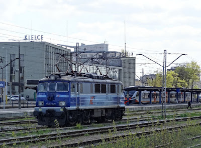 Lokomotywa EU07 na stacji